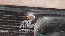 Установить смеситель и измельчитель для мойки