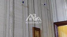 Установить две люстры на крюках и два бра