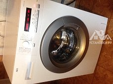 Установить отдельно стоящую стиральную машину AEG на кухне