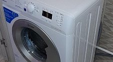 Установить отдельно стоящую стиральную машину Индезит в ванной комнате