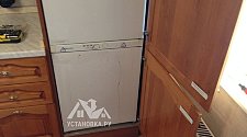 Демонтировать встроенный холодильник с нишей