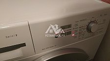 Установить отдельностоящую стиральную машину на готовые коммуникации в ванной комнате на место предыдущей