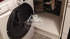 Демонтировать и установить на кухне в нишу отдельностоящую стиральную машину на готовые коммуникации на место прежней