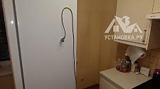 Установить новый отдельный стоящий холодильник