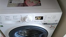 Установить отдельно стоящую в ванной новую на готовые коммуникации новую стиральную машину Hotpoint-Ariston