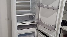 Установить стиральную машину, встраиваемую электрическую варочную панель и перенавесить двери холодильника
