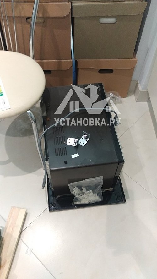 Установить встраиваемый холодильник и встраиваемую микроволновую печь