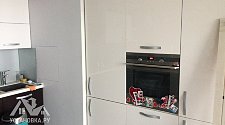 Работа по навешиванию фасадов на холодильник