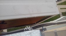 Установить кондиционер  на балконный парапет
