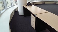 Собрать компьютерные столы и компьютерные кресла в офисе