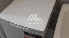 Установить в ванной комнате отдельностоящую стиральную машину и установить отдельностоящий холодильник