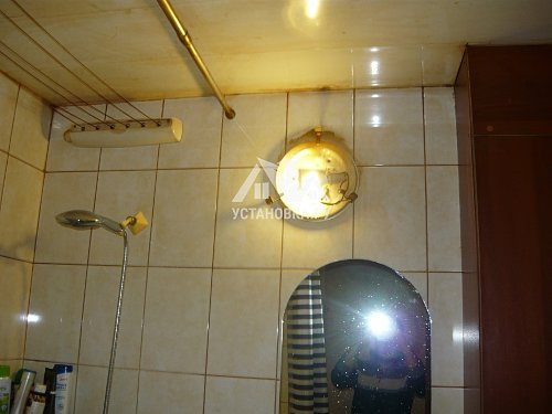 Демонтировать и установить настенный светильник в ванной комнате