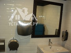 Работа по навесу зеркала и аксессуаров в ванной комнате