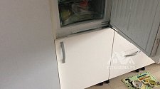 Работа по навешиванию фасадов на холодильник