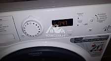 Установить новую отдельностоящую в ванной комнате стиральную машину Hotpoint-Ariston VMUF 501
