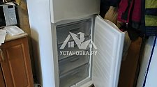 Установить отдельностоящий новый холодильник