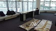 Собрать компьютерные столы и компьютерные кресла в офисе