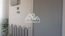 Установить отдельностоящий холодильник с перевесом дверей (без дисплея)