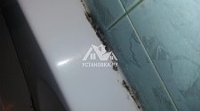 Произвести замену герметика между ванной и стеной