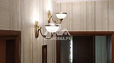 Установить две люстры на крюках и два бра