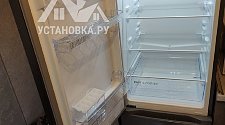 Установить холодильник и перевесить двери холодильника