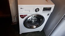 Установить отдельностоящую стиральную машину LG на кухне на готовые коммуникации