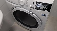 Установить отдельно стоящую стиральную машину Electrolux PerfectCare 700 EW7WR4684W в ванной комнате в новостройке