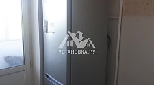 Установить отдельностоящий холодильник с перевесом дверей (без дисплея)