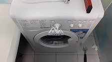 Установить в ванной и стиральную машину Indesit IWSD 6105 B