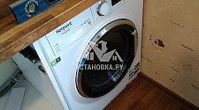 Установить отдельно стоящую на кухне новую стиральную машину Hotpoint Ariston