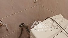 Установить стиральную машину и сушильную машину в колонну