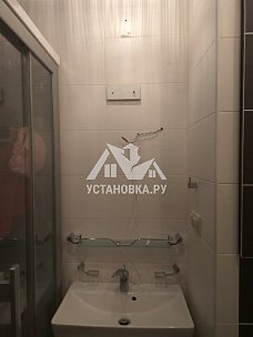Демонтировать в ванной комнате зеркало с подсветкой и установить шкафчик с подсветкой