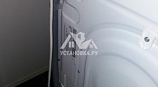 Установить в ванной комнате отдельно стоящую стиральную машину Ariston на готовые коммуникации на место предыдущей