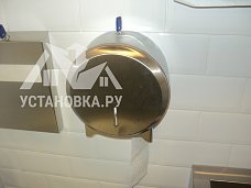 Работа по навесу зеркала и аксессуаров в ванной комнате