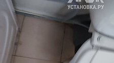 Установить отдельностоящую стиральную машину.