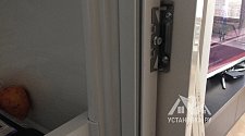 Работа по навешиванию фасадов на холодильник