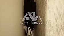 Установить на кронштейн (кронштейн уже установлен) и настроить телевизор LG диагональю до 32 дюймов