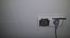 Установить отдельностоящую стиральную машину Bosch в ванной комнате и отдельностоящий холодильник Bosch с перевесом дверей (с дисплеем)