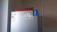 Установить отдельностоящий холодильник с перевесом дверей (без дисплея)