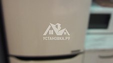 Установить в ванной комнате отдельностоящую стиральную машину и установить отдельностоящий холодильник