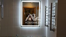 Установить новое зеркало с подсветкой в ванной комнате