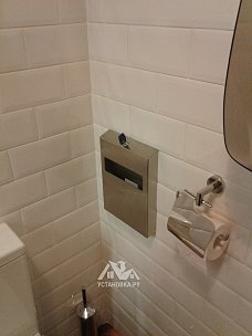 Работа по установке настенных аксессуаров в ванной комнате
