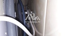 Установить на готовые коммуникации в ванной отдельно стоящую стиральную машину Hotpoint Ariston