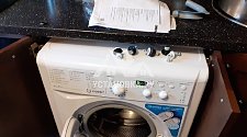 Установить на кухне отдельностоящую новую стиральную машину на готовые коммуникации