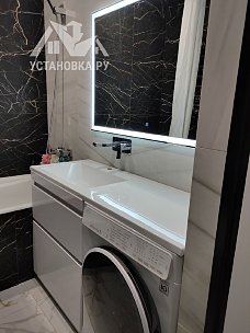 Установить зеркало в ванной комнате