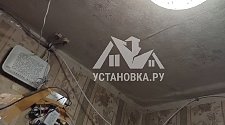 Установить потолочный светильник