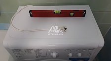 Установить в ванной и стиральную машину Indesit IWSD 6105 B