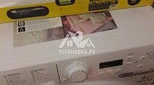 Установить новую отдельностоящую ванной и стиральную машину фирмы Hotpoint-Ariston