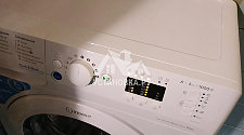 Произвести установку в ванной комнате новый отдельностоящей стиральной машины Indesit