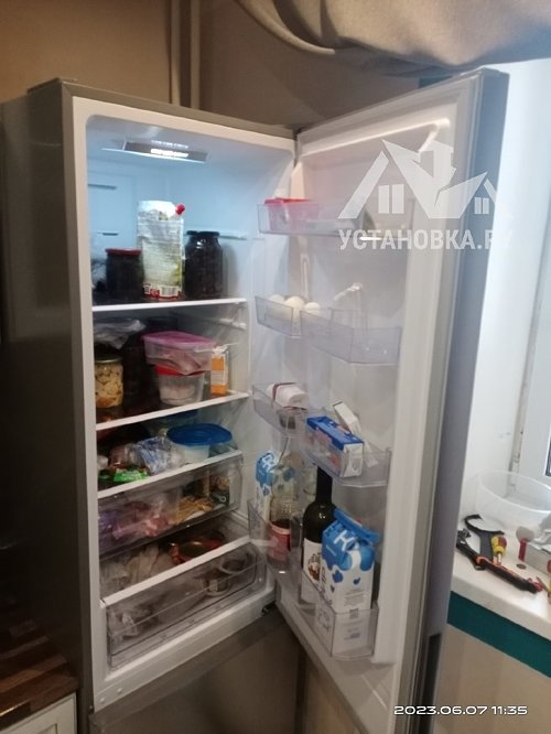 Установить холодильник.